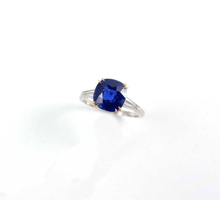 Single stone Ceylon sapphire ring, the cushion shaped stone 3.092ct,
